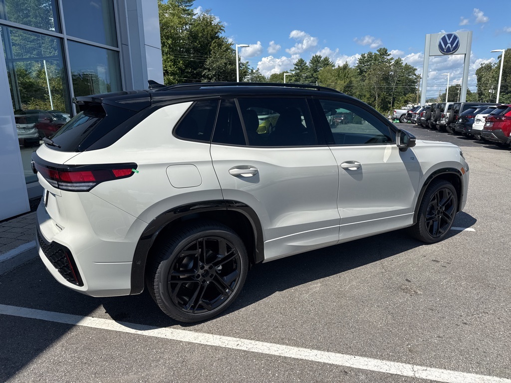 2025 Volkswagen Tiguan SE R-Line Black photo 4