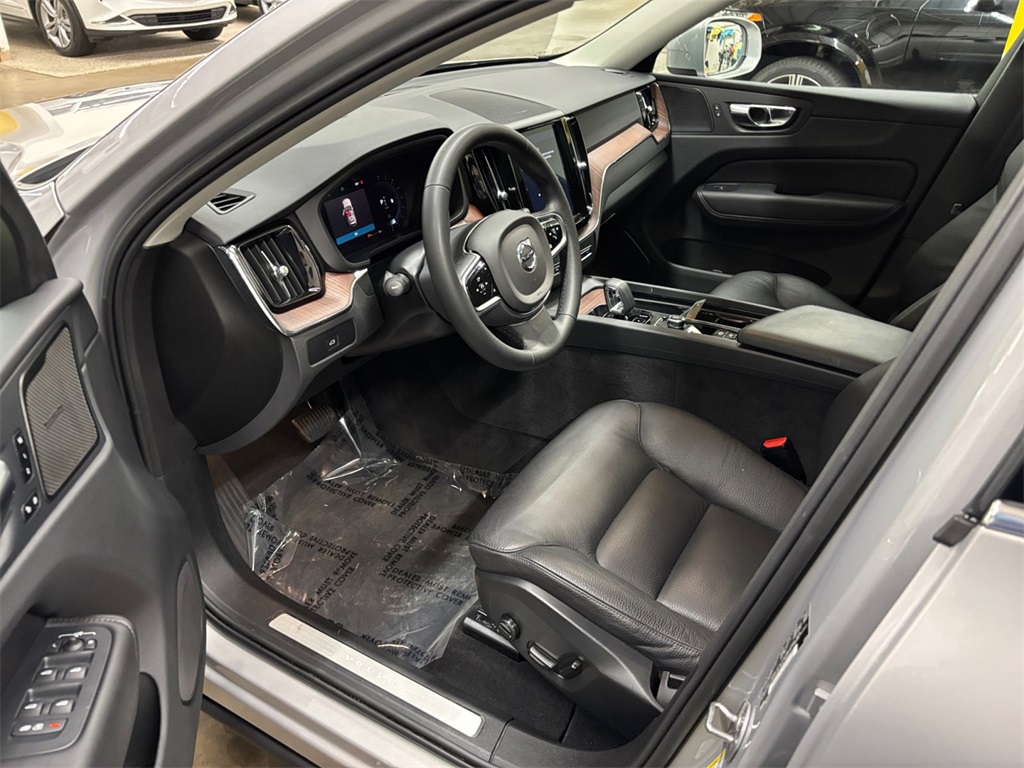 2023 Volvo XC60 B5 Plus photo 10