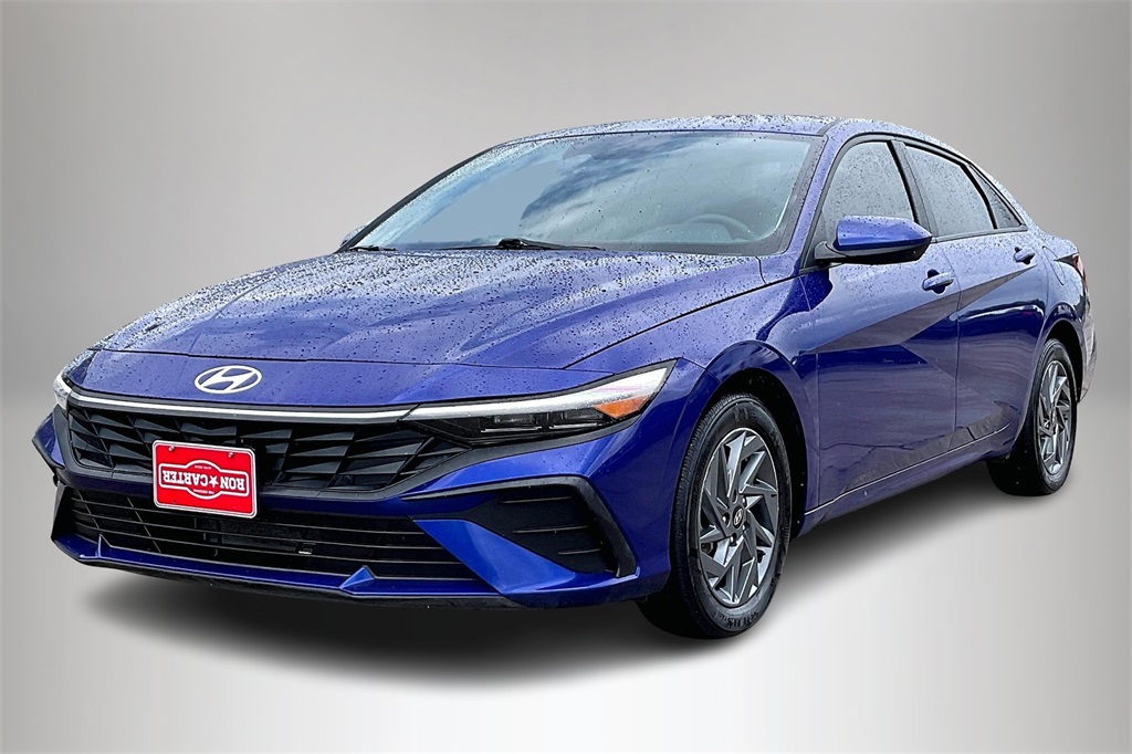 2024 Hyundai Elantra SEL photo 2