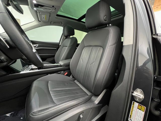 2022 Audi e-tron Premium photo 18