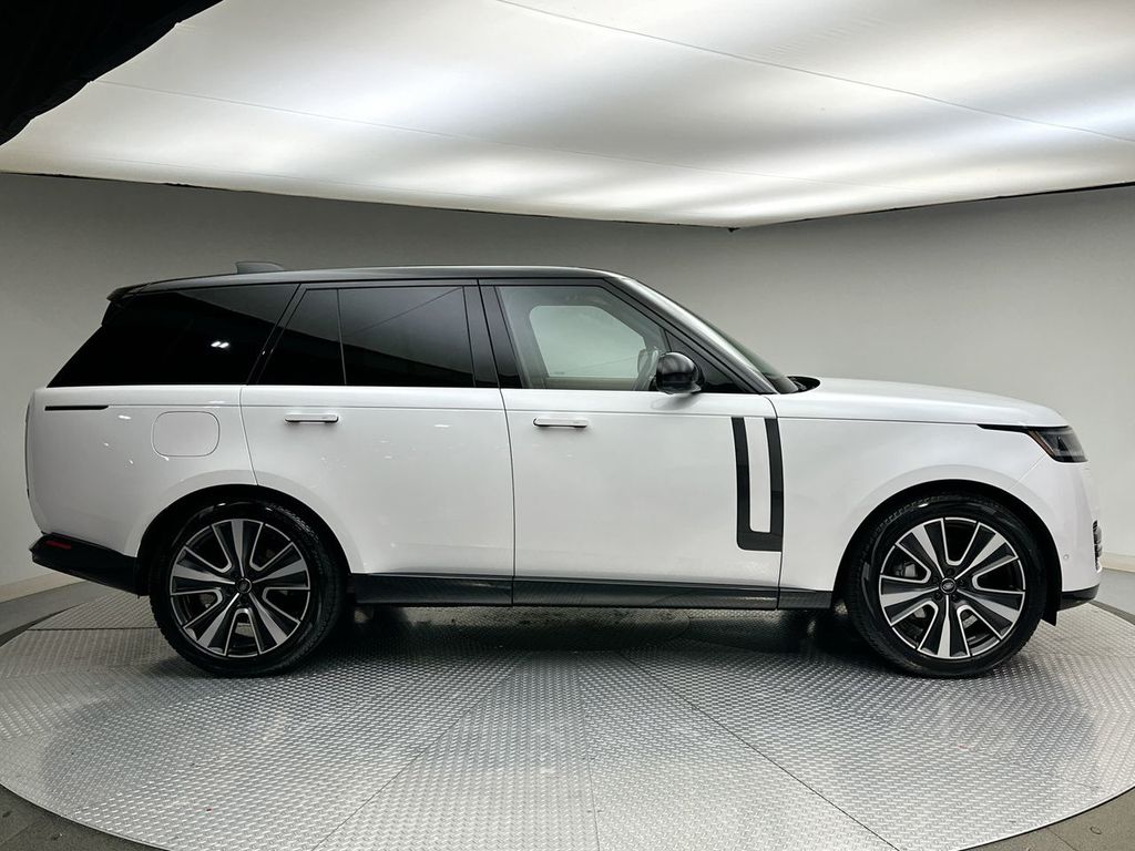 2024 Land Rover Range Rover SE photo 3