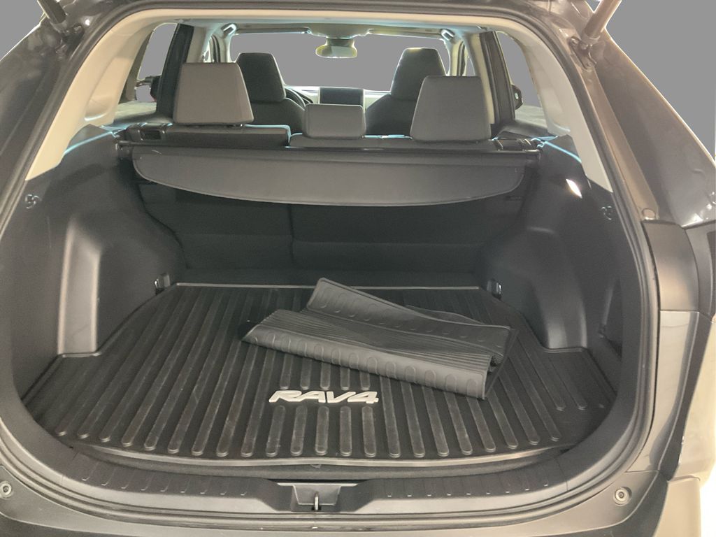 2023 Toyota RAV4 XLE photo 9