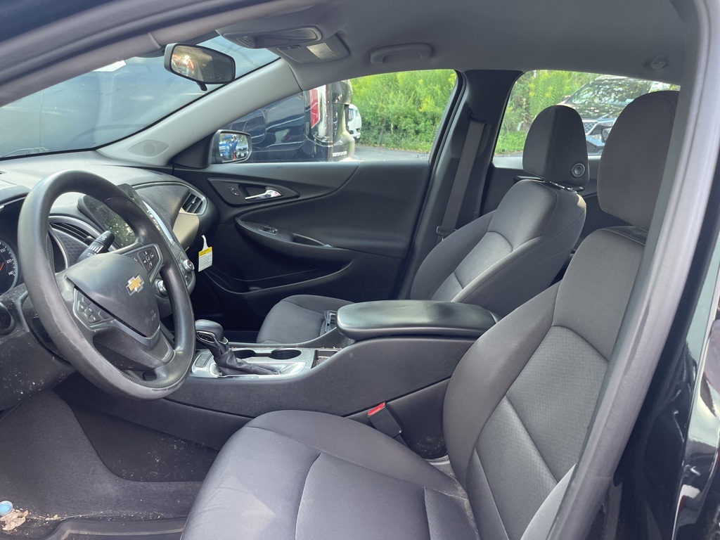 2022 Chevrolet Malibu LS photo 4