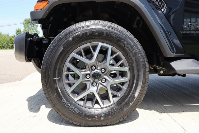 2025 Jeep Wrangler Sahara photo 27