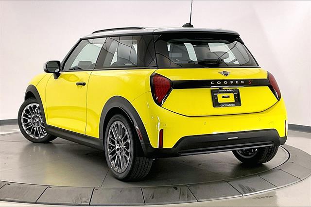 2025 Mini Cooper Hardtop 2 Door Signature photo 2