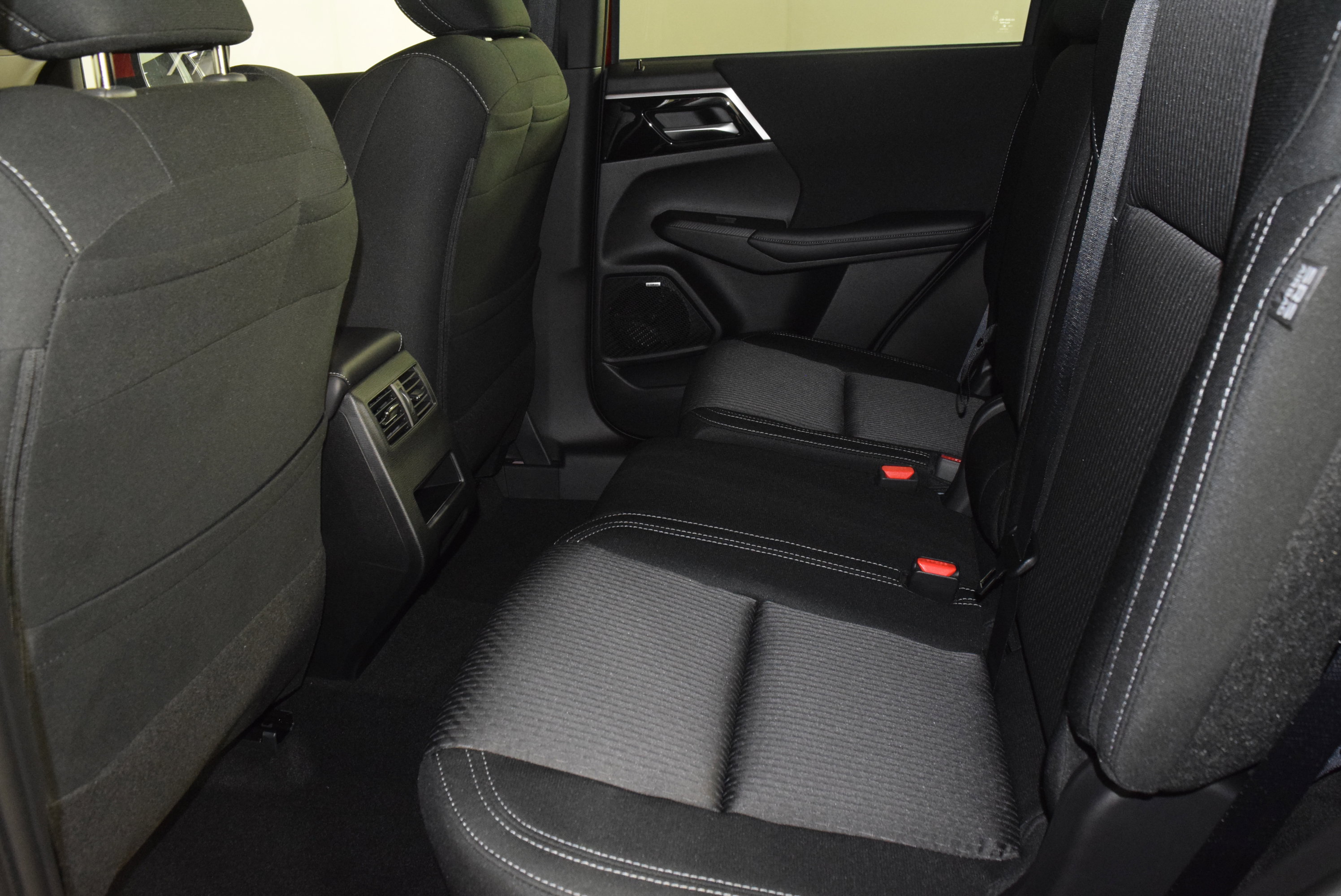 2025 Mitsubishi Outlander ES photo 15