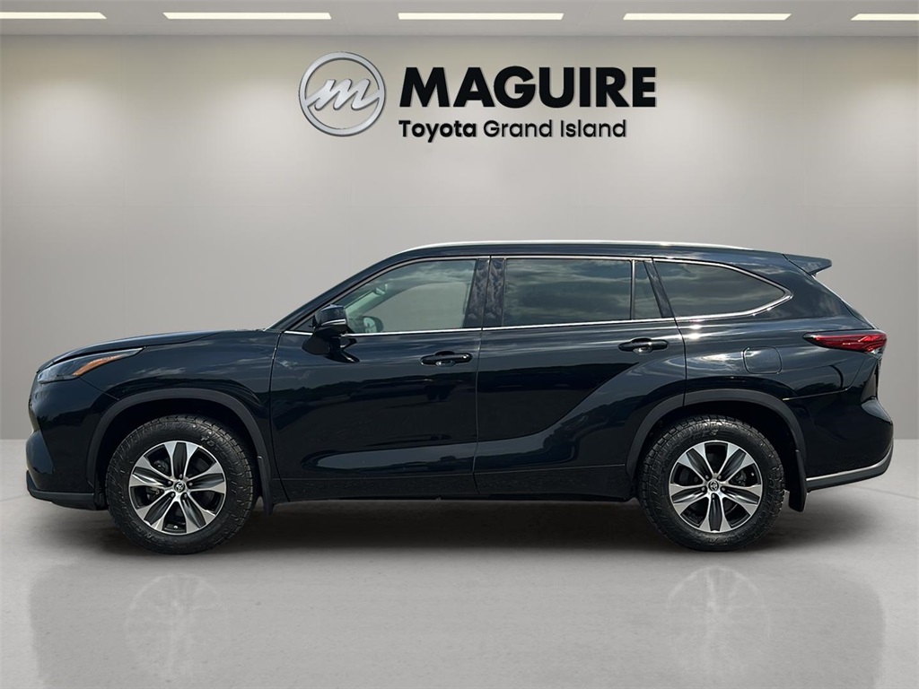 2022 Toyota Highlander XLE photo 2