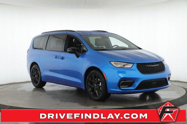 2026 Chrysler Pacifica Select's photo