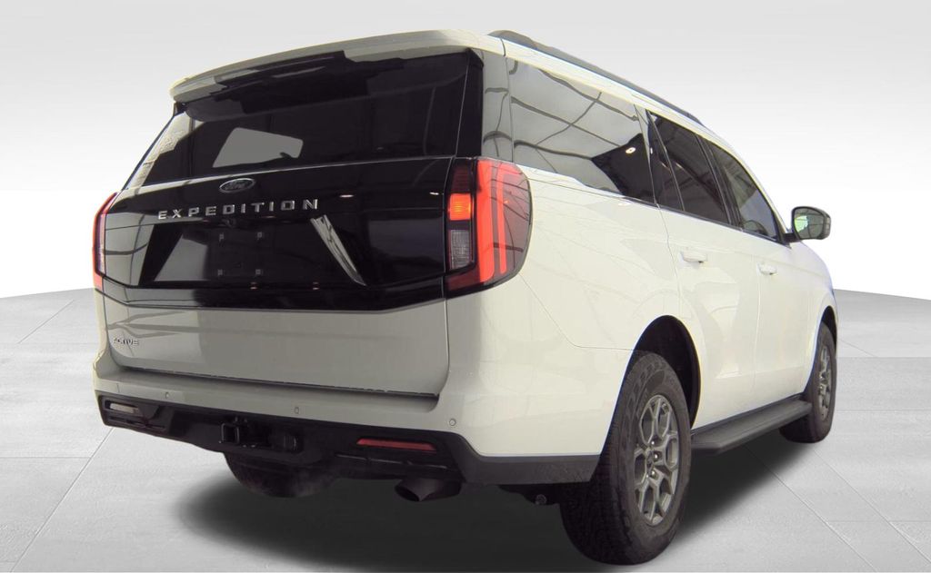 2025 Ford Expedition photo 3