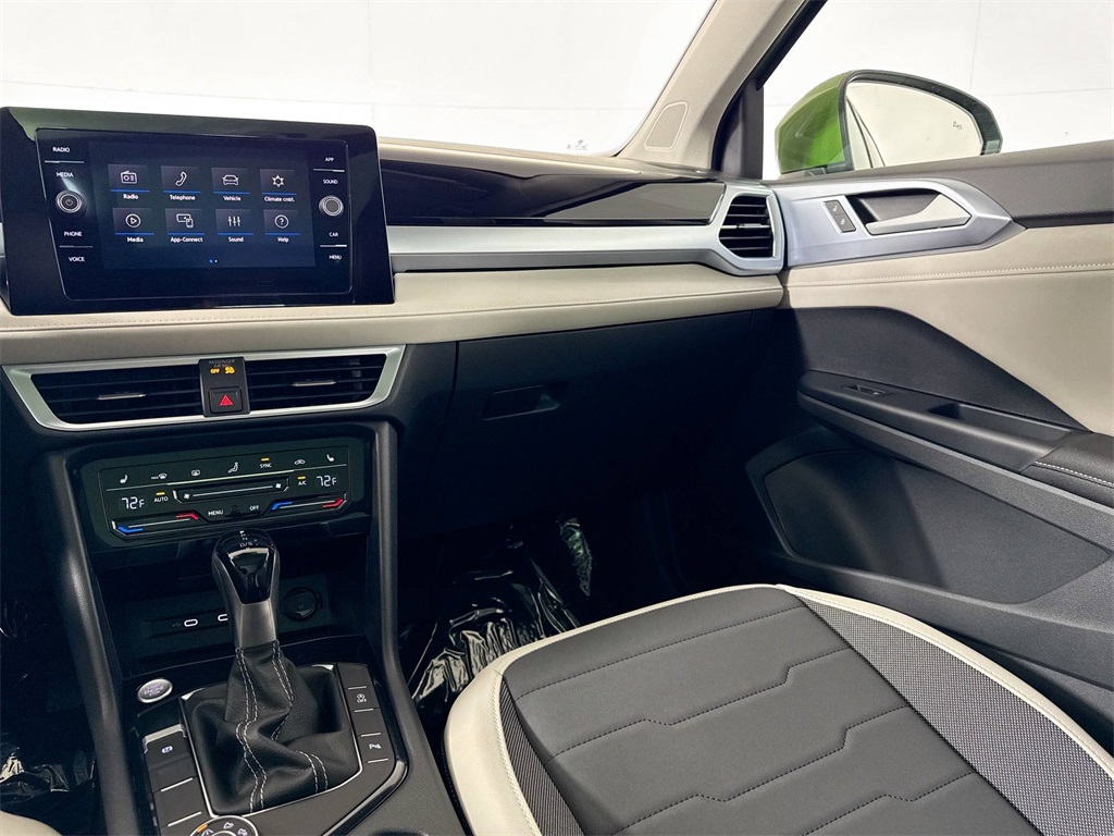2025 Volkswagen Taos SE photo 9