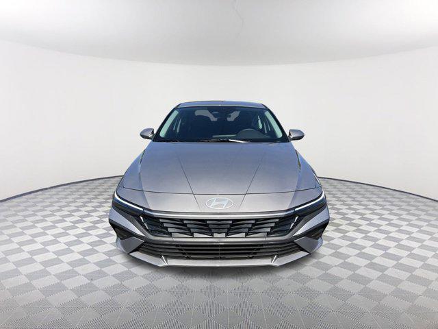 2025 Hyundai Elantra SE photo 2