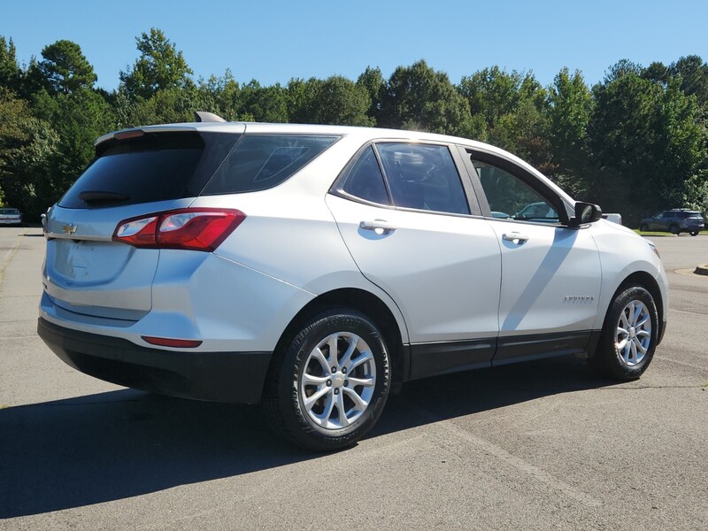 2020 Chevrolet Equinox LS photo 3