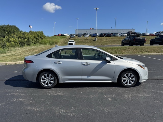 2022 Toyota Corolla LE photo 2