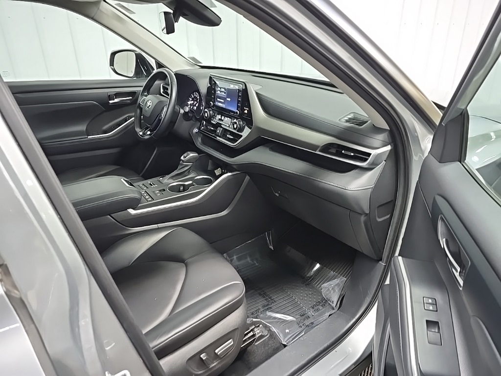 2021 Toyota Highlander XLE photo 14