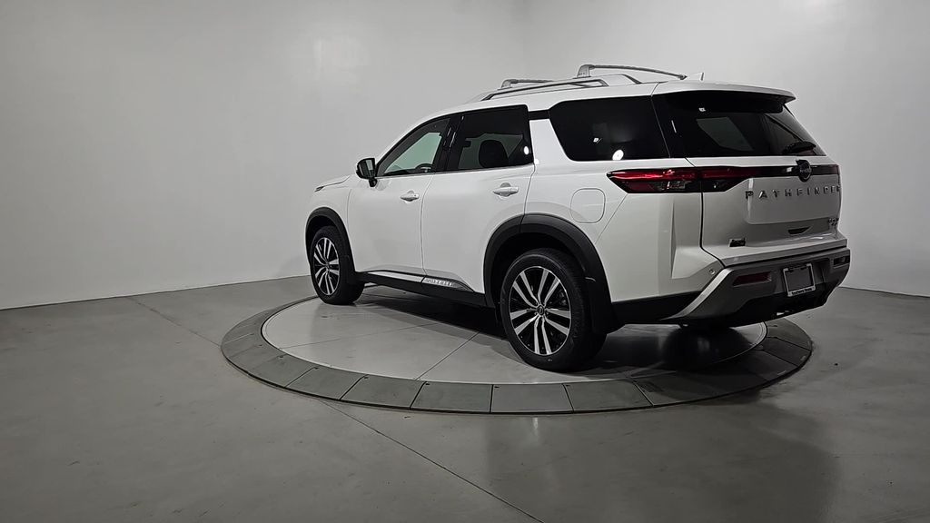 2025 Nissan Pathfinder Platinum photo 3