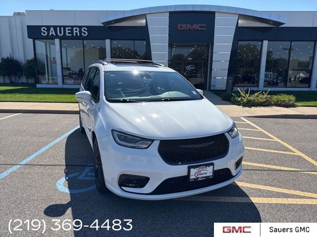 2022 Chrysler Pacifica Limited's photo