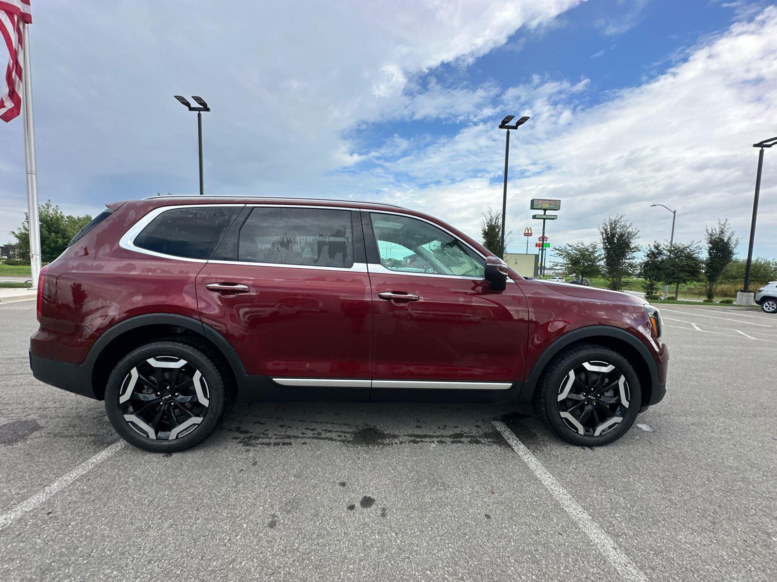 2023 Kia Telluride S photo 2
