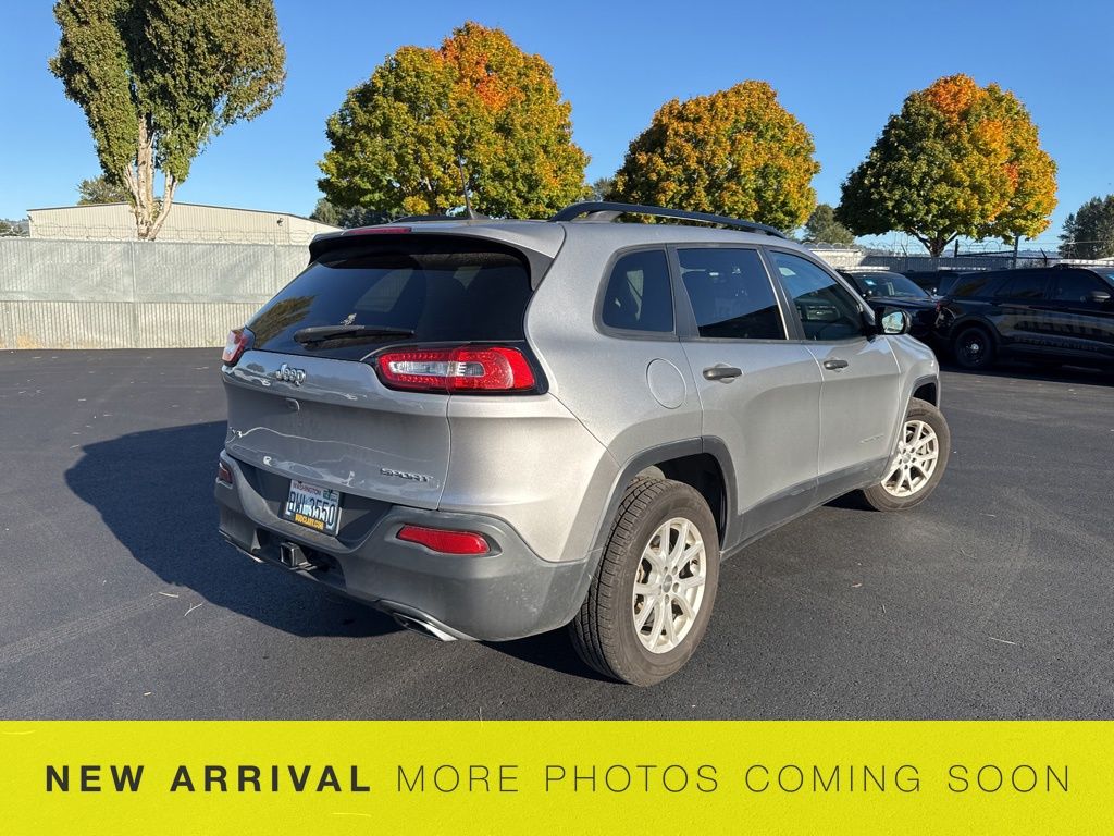 2017 Jeep Cherokee Sport photo 4