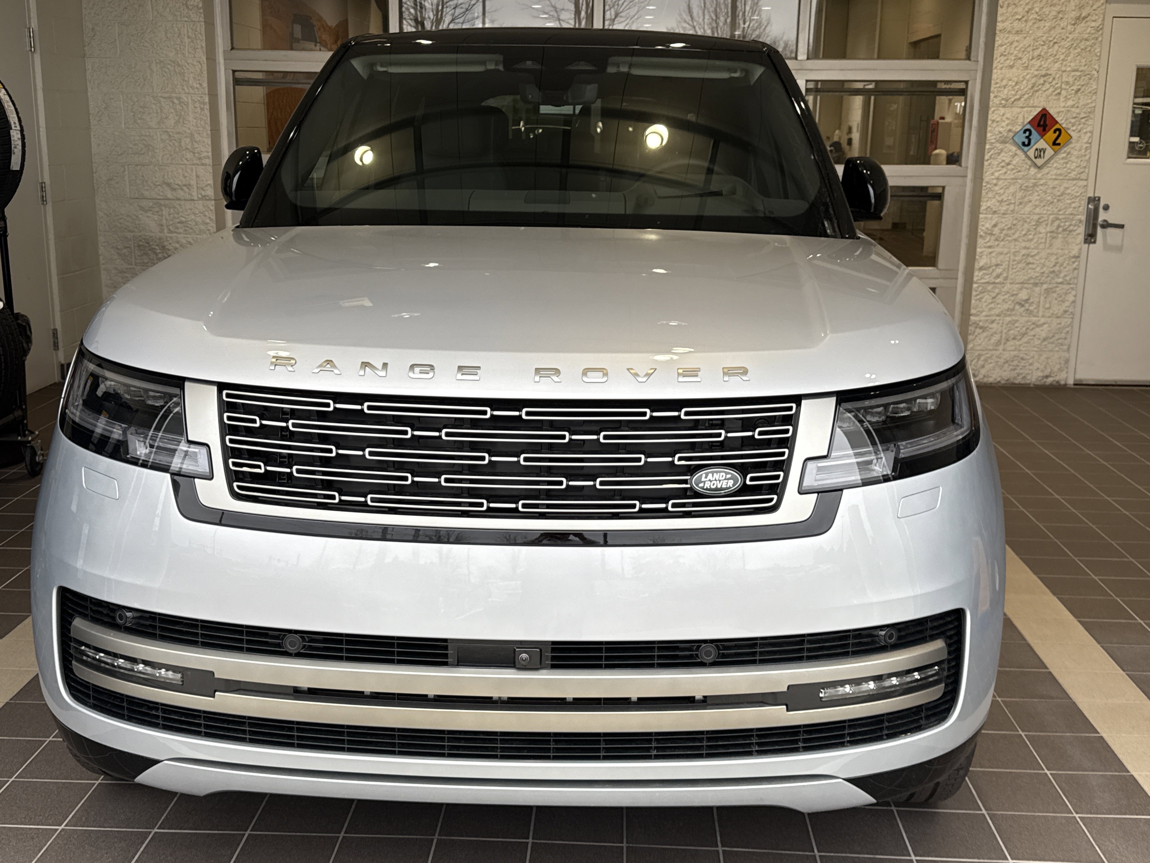 2025 Land Rover Range Rover SE's photo