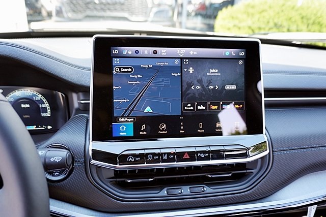 New 2025 Silver Zynith Metallic Clear-Coat Exterior Paint Jeep Limited image 28