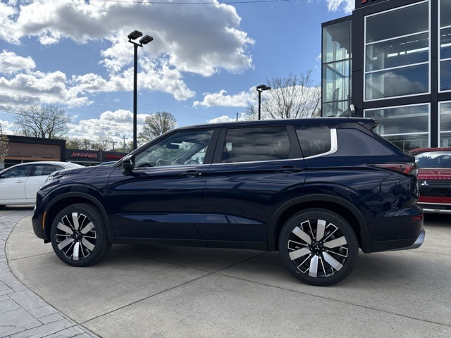2025 Mitsubishi Outlander SE photo 2