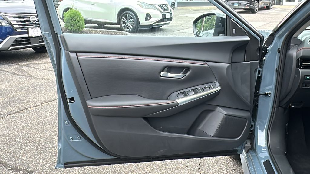 2025 Nissan Sentra SR photo 9