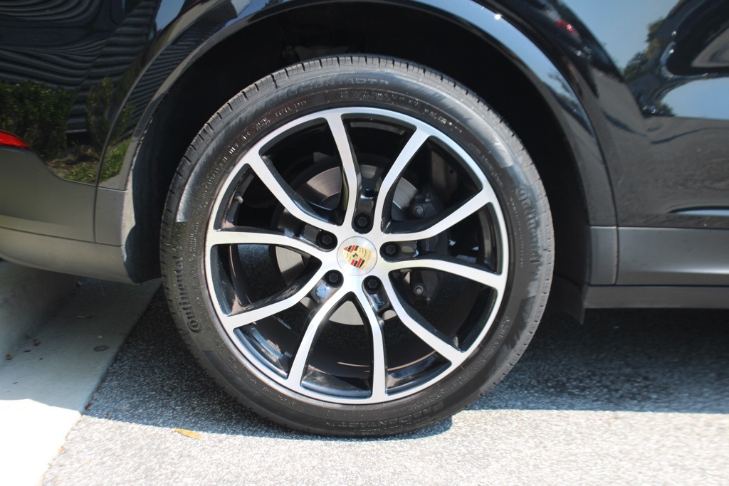 2023 Porsche Cayenne Platinum Edition photo 14