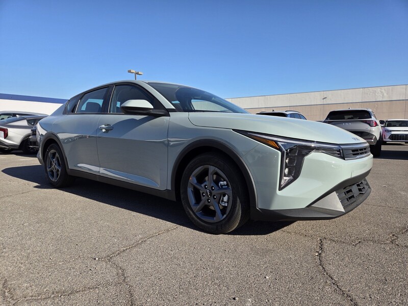 2025 Kia K4 LXS photo 2