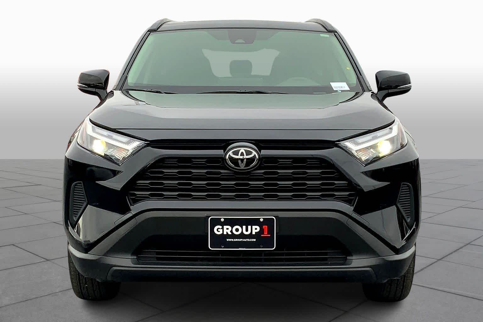 2025 Toyota RAV4 Hybrid XLE photo 3