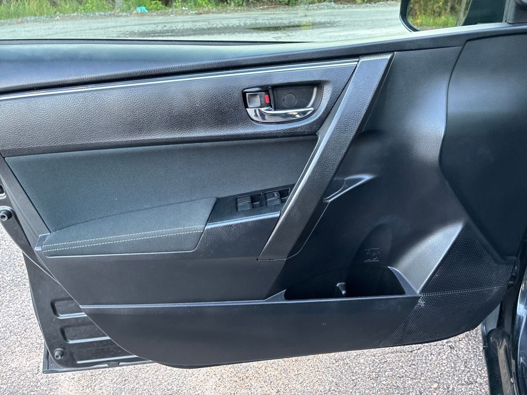 2019 Toyota Corolla L photo 10