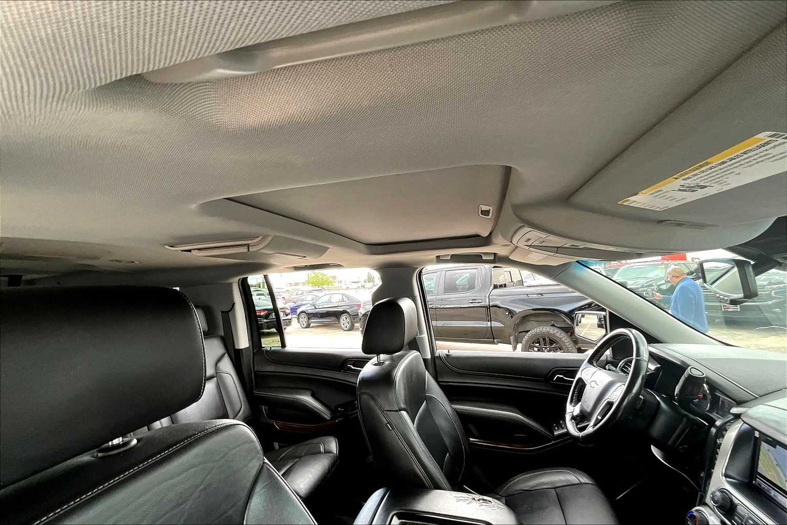 2019 Chevrolet Suburban LT photo 13