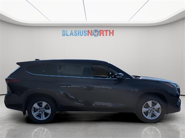 2024 Toyota Highlander LE photo 2