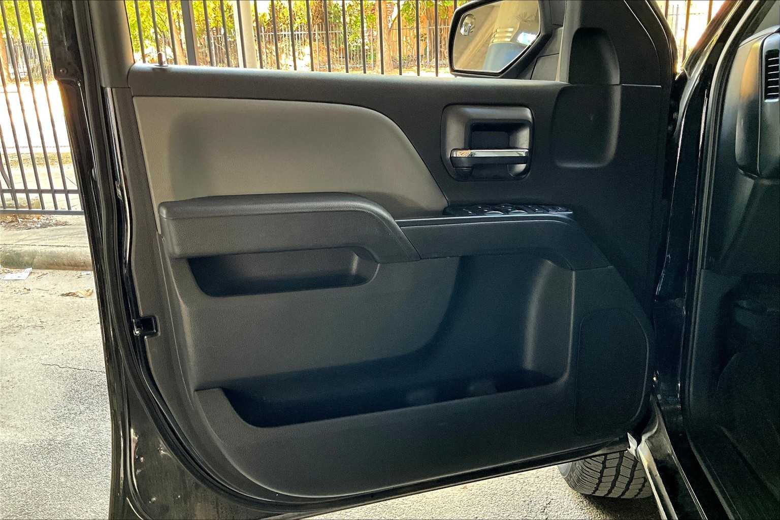 2018 Chevrolet Silverado 1500 Custom photo 20
