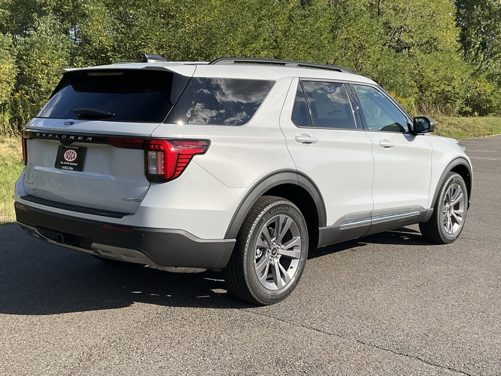 2025 Ford Explorer photo 25