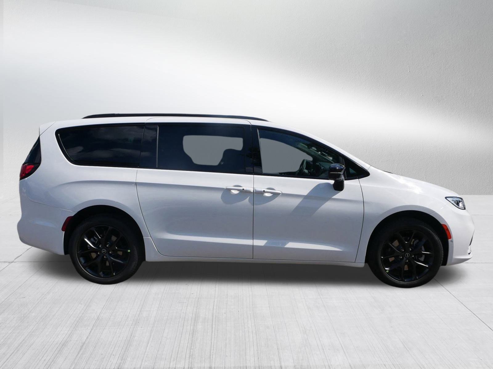 2026 Chrysler Pacifica Limited photo 7