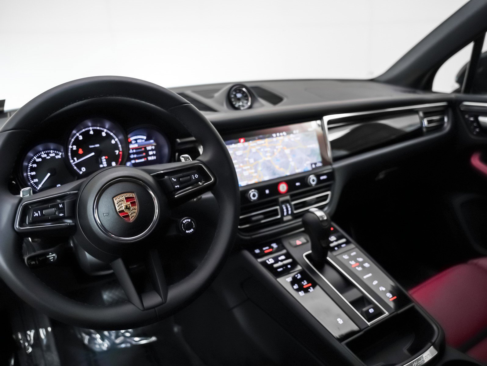 2025 Porsche Macan T photo 4