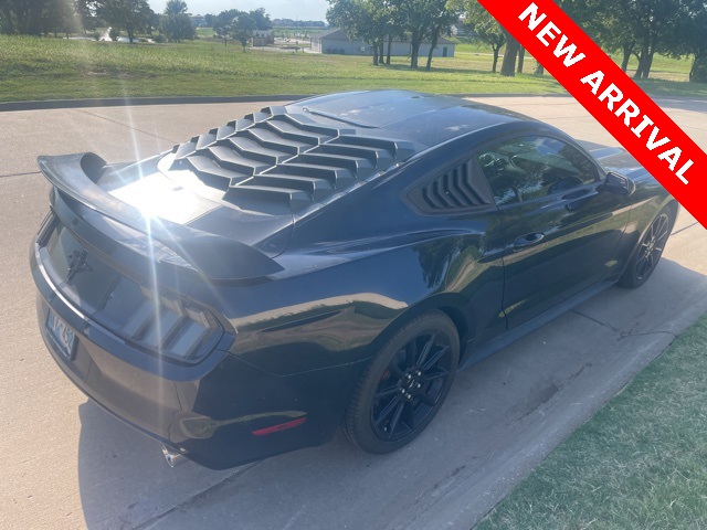 2017 Ford Mustang V6 photo 2