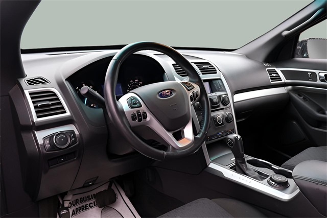 2015 Ford Explorer XLT photo 3