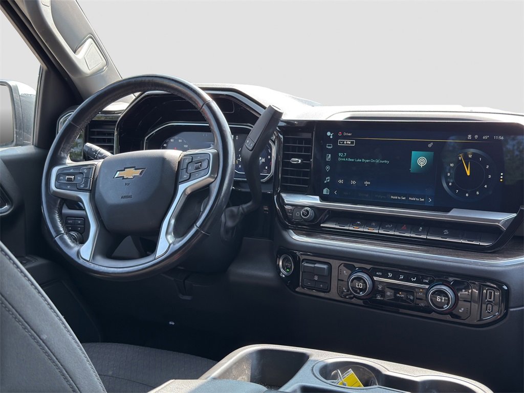 2022 Chevrolet Silverado LT photo 18