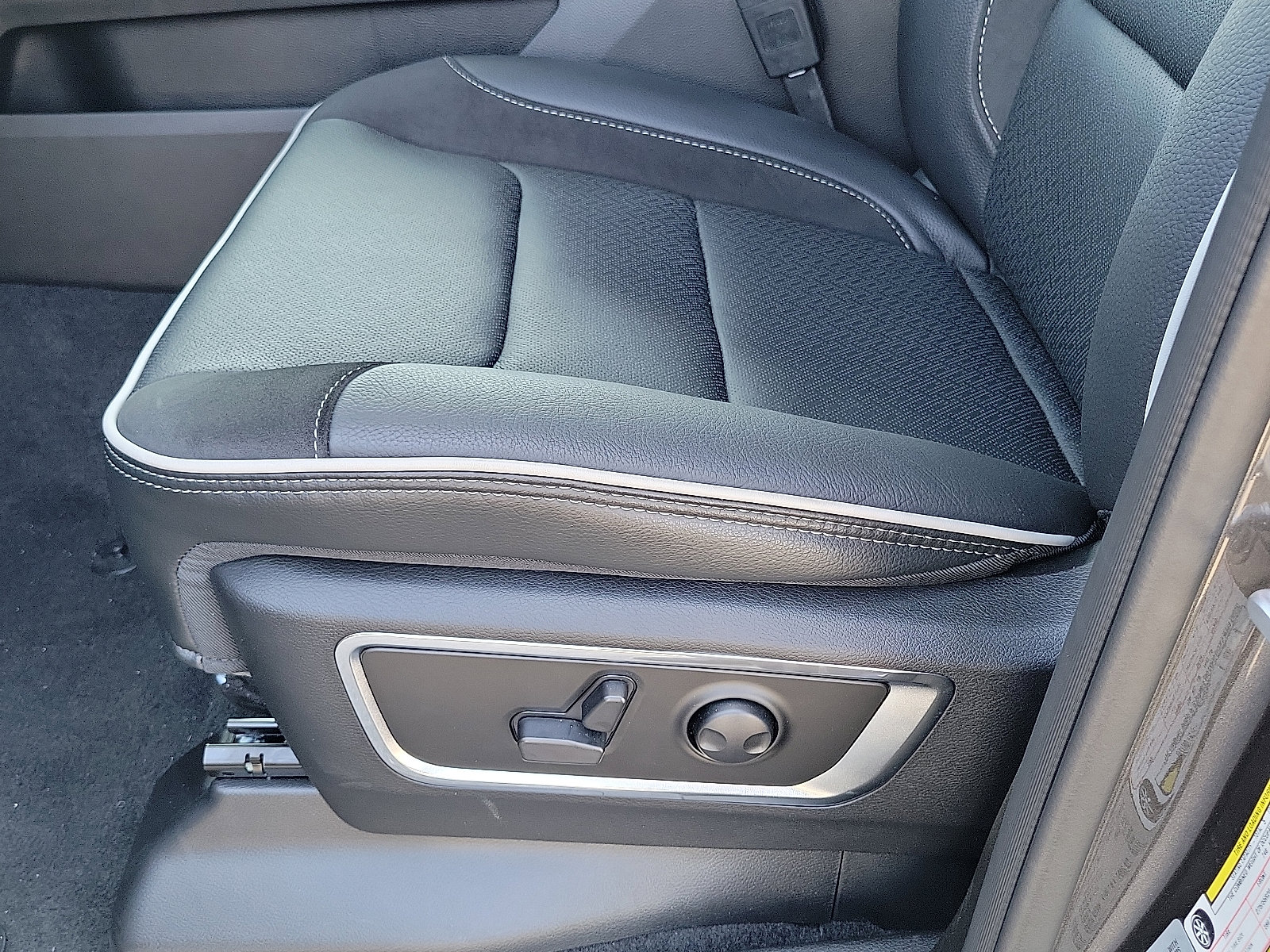 2025 Ram 1500 Laramie photo 11