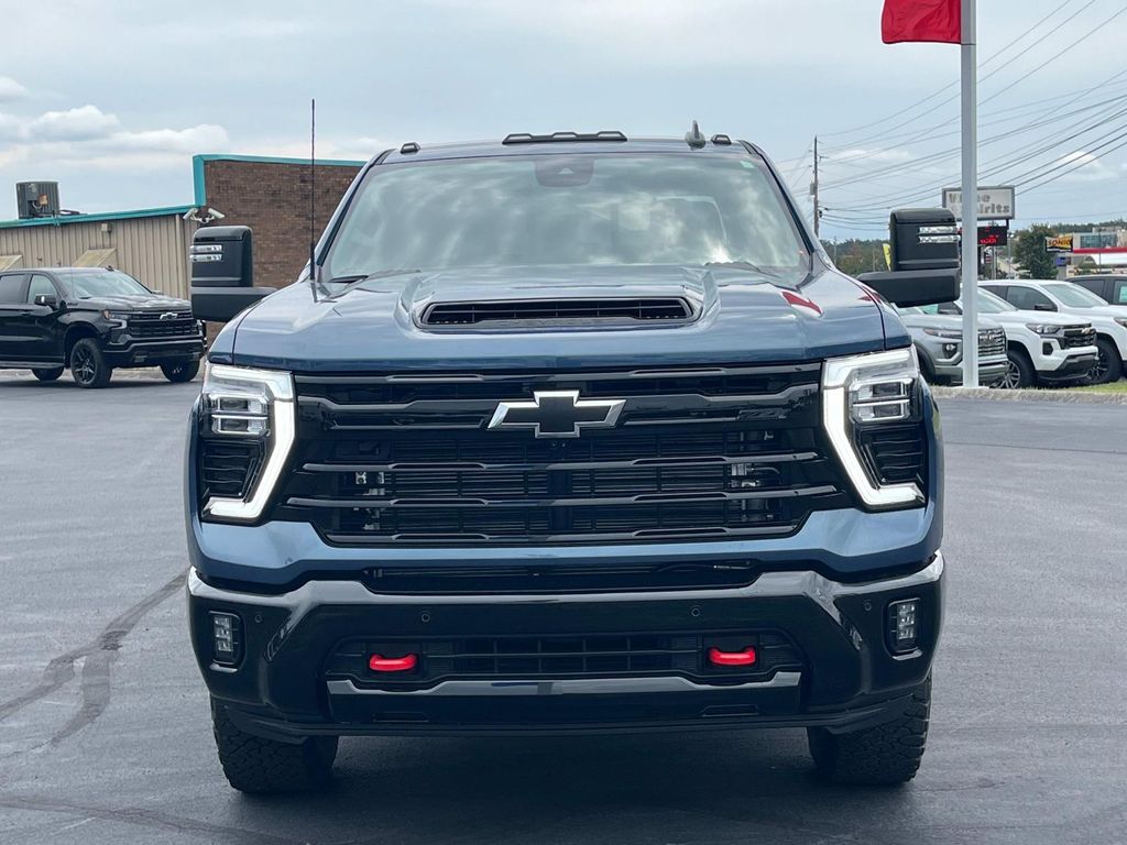 2025 Chevrolet Silverado 2500HD LT photo 2