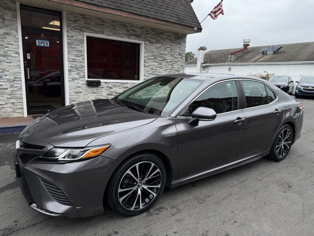 2019 Toyota Camry SE's photo