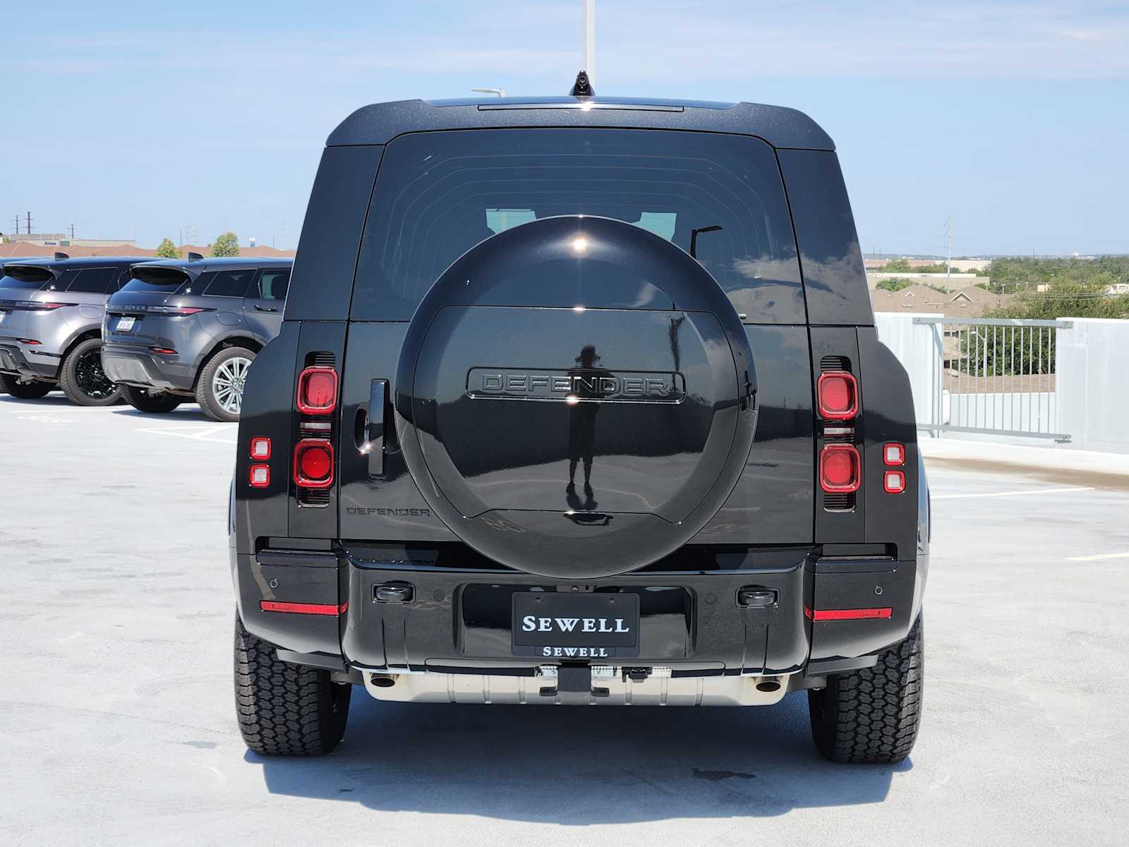2025 Land Rover Defender 130 X-Dynamic SE photo 6