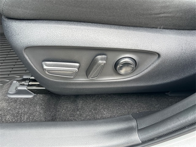 2024 Toyota RAV4 XLE photo 13