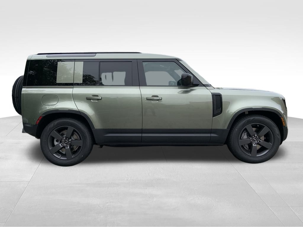 2025 Land Rover Defender 110 S photo 4