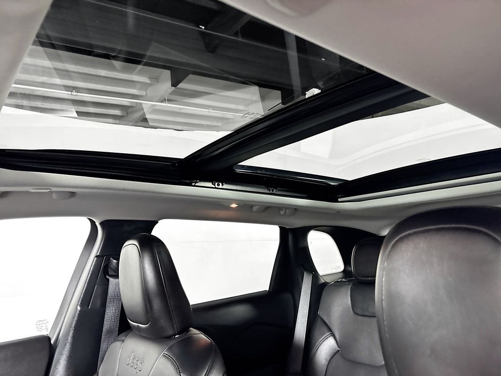 2022 Jeep Cherokee Limited photo 18