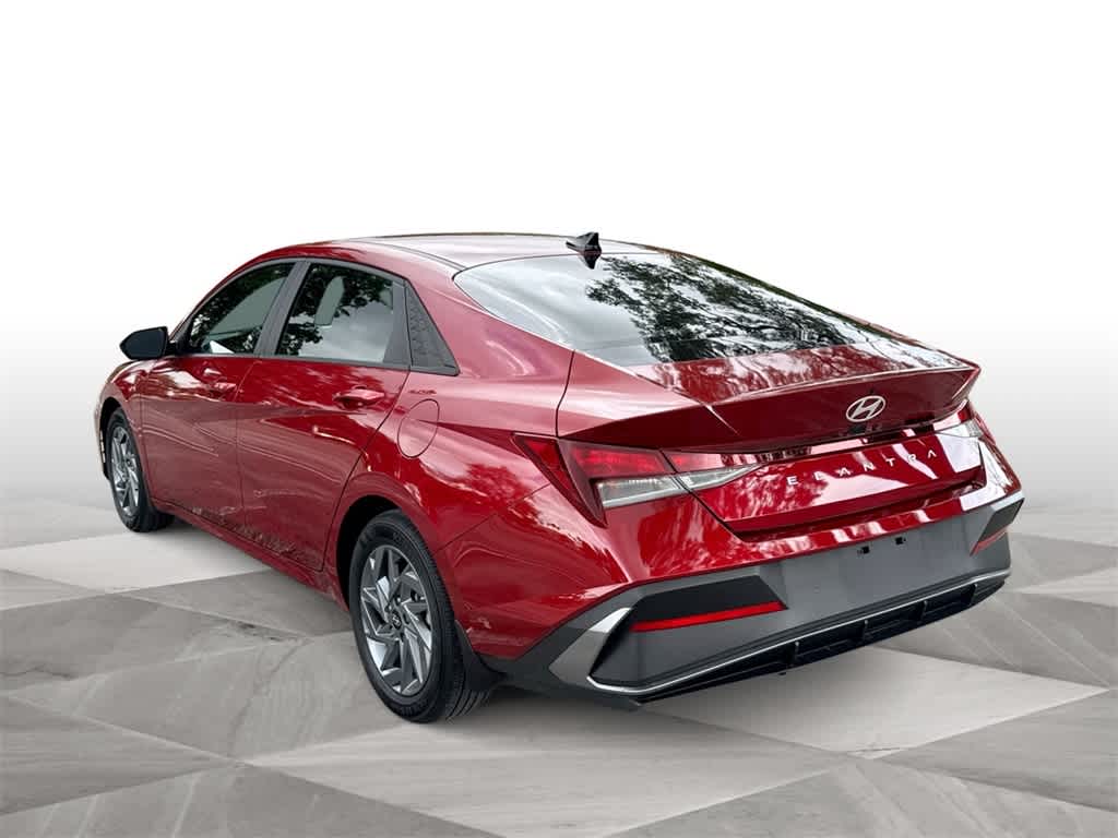 2024 Hyundai Elantra SEL photo 5