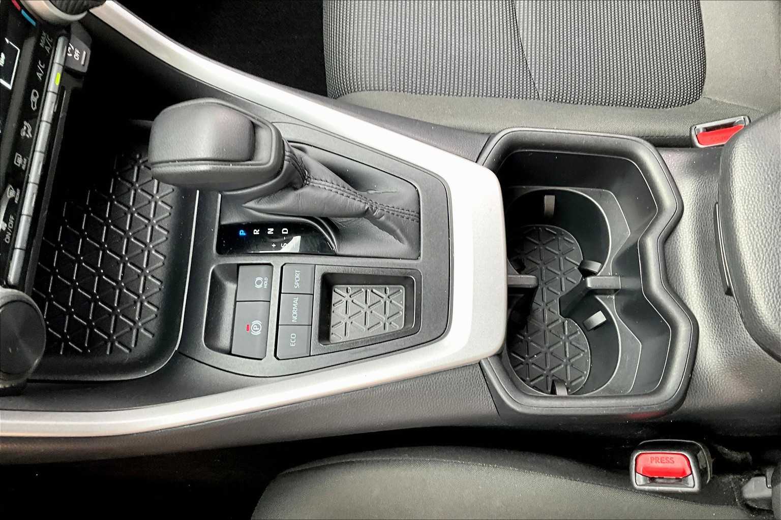 2025 Toyota RAV4 LE photo 9