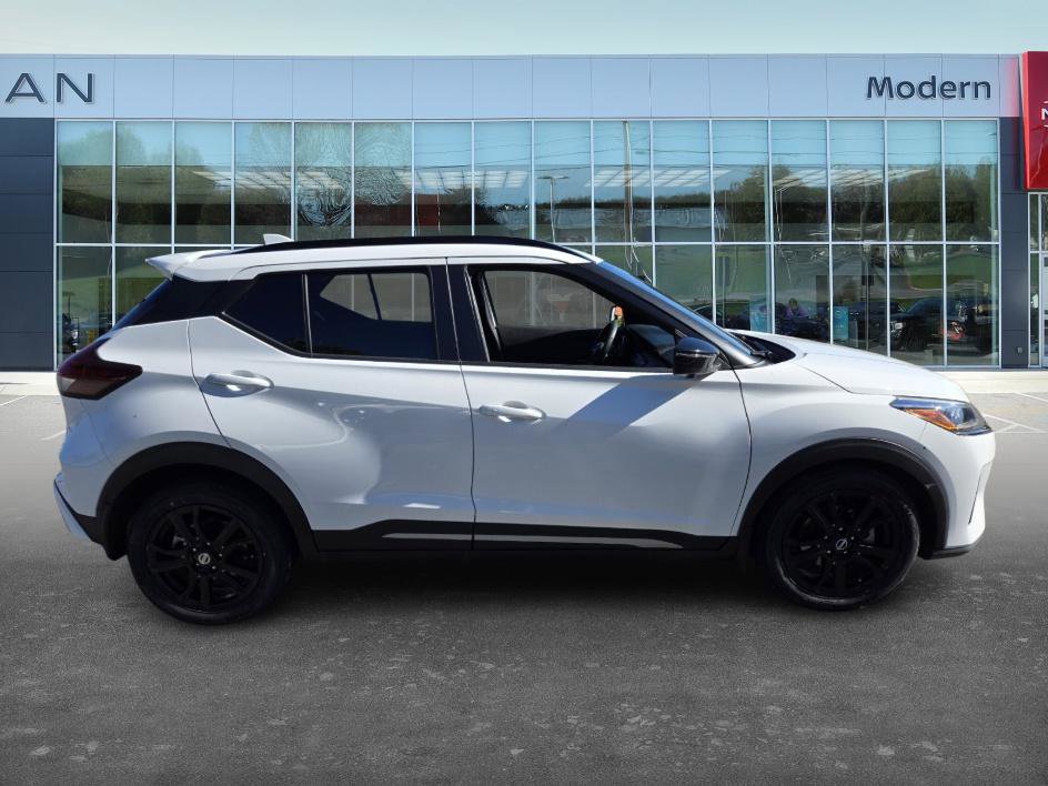 2022 Nissan Kicks SR photo 3