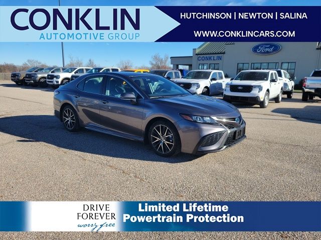 2024 Toyota Camry SE's photo